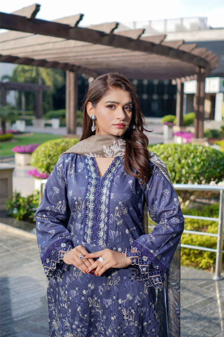 Femme élégante portant des habits pakistanais, shalwar kameez, (ou salwar kameez), habits traditionnels du Pakistan, habits amples, collection printemps été, imprimé en motifs lavande et violet, avec un châle léger (écharpe ou foulard) en linon, en imprimé motif lavande, et un pantalon coupe patte d'éléphant.