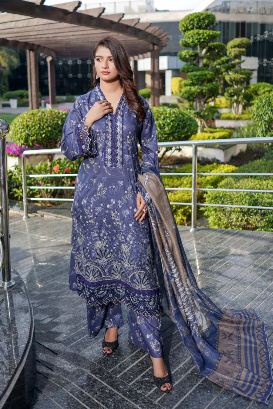 Femme élégante portant des habits pakistanais, shalwar kameez, (ou salwar kameez), habits traditionnels du Pakistan, habits amples, collection printemps été, imprimé en motifs lavande et violet, avec un shawl léger (écharpe ou foulard) en linon, en imprimé motif lavande, et un pantalon coupe patte d'éléphant.