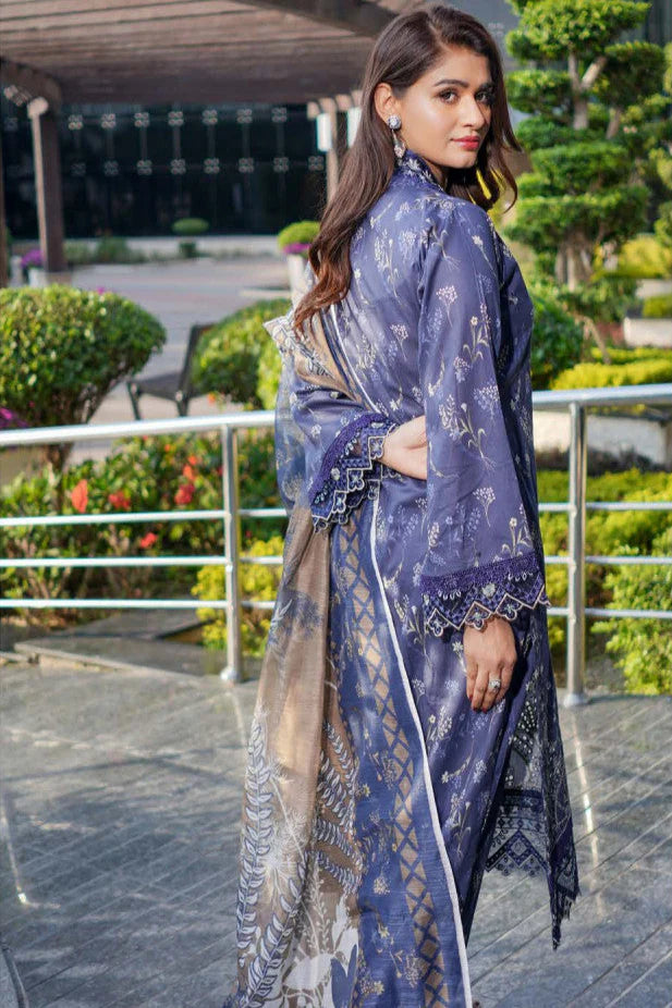 Femme élégante portant des habits pakistanais, shalwar kameez, (ou salwar kameez), habits traditionnels du Pakistan, habits amples, collection printemps été, imprimé en motifs lavande et violet, avec un châle léger (écharpe ou foulard) en linon, en imprimé motif lavande, et un pantalon coupe patte d'éléphant.