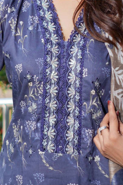 Femme élégante portant des habits pakistanais, shalwar kameez, (ou salwar kameez), habits traditionnels du Pakistan, habits amples, collection printemps été, imprimé en motifs lavande et violet, avec un châle léger (écharpe ou foulard) en linon, en imprimé motif lavande, et un pantalon coupe patte d'éléphant.