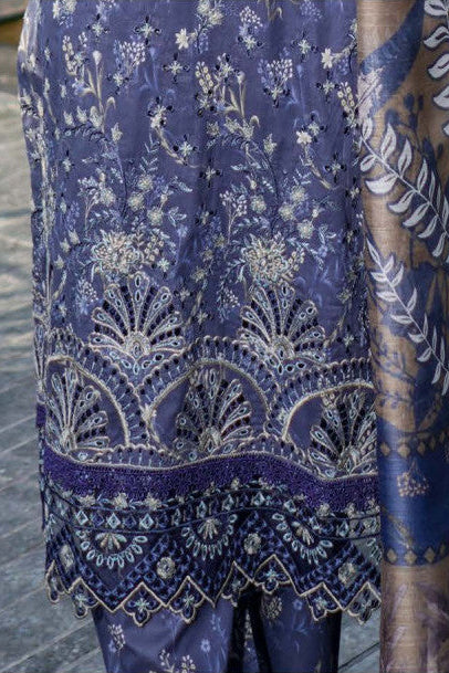 Femme élégante portant des habits pakistanais, shalwar kameez, (ou salwar kameez), habits traditionnels du Pakistan, habits amples, collection printemps été, imprimé en motifs lavande et violet, avec un shawl léger (écharpe ou foulard) en linon, en imprimé motif lavande, et un pantalon coupe patte d'éléphant.