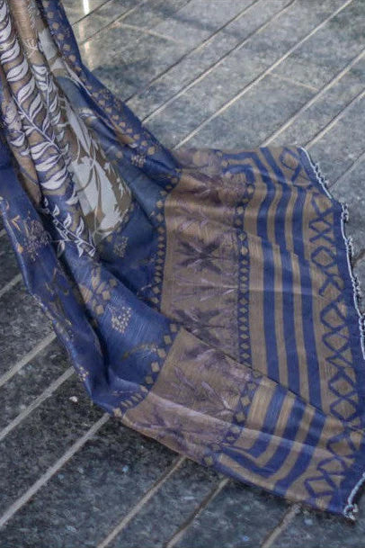 Femme élégante portant des habits pakistanais, shalwar kameez, (ou salwar kameez), habits traditionnels du Pakistan, habits amples, collection printemps été, imprimé en motifs lavande et violet, avec un châle léger (écharpe ou foulard) en linon, en imprimé motif lavande, et un pantalon coupe patte d'éléphant.