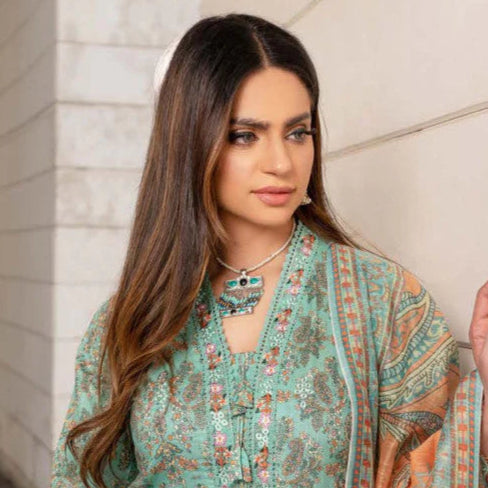 Femme élégante portant des habits pakistanais, shalwar kameez, (ou salwar kameez), habits traditionnels du Pakistan, habits amples, collection printemps été, imprimé en motifs turquoise et orange, avec un châle léger (écharpe ou foulard) en linon, en imprimé motif turquoise, et un pantalon coupe patte d'éléphant.