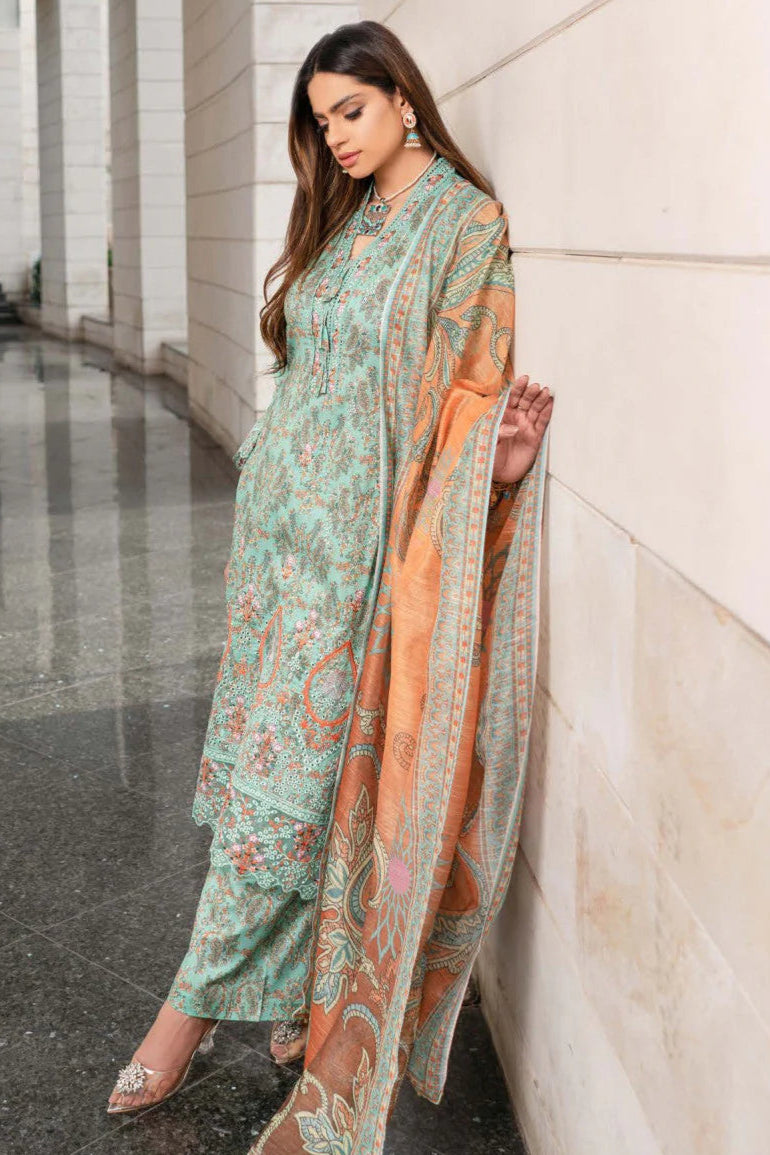Femme élégante portant des habits pakistanais, shalwar kameez, (ou salwar kameez), habits traditionnels du Pakistan, habits amples, collection printemps été, imprimé en motifs turquoise et orange, avec un shawl léger (écharpe ou foulard) en linon, en imprimé motif turquoise, et un pantalon coupe patte d'éléphant.
