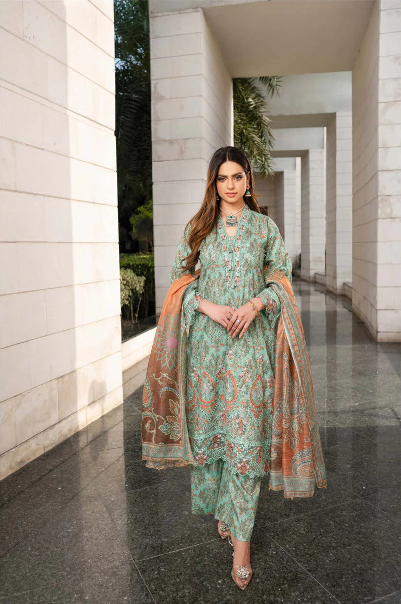 Femme élégante portant des habits pakistanais, shalwar kameez, (ou salwar kameez), habits traditionnels du Pakistan, habits amples, collection printemps été, imprimé en motifs turquoise et orange, avec un châle léger (écharpe ou foulard) en linon, en imprimé motif turquoise, et un pantalon coupe patte d'éléphant.