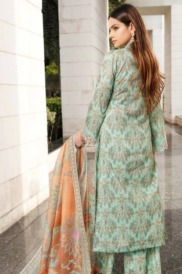 Femme élégante portant des habits pakistanais, shalwar kameez, (ou salwar kameez), habits traditionnels du Pakistan, habits amples, collection printemps été, imprimé en motifs turquoise et orange, avec un shawl léger (écharpe ou foulard) en linon, en imprimé motif turquoise, et un pantalon coupe patte d'éléphant.