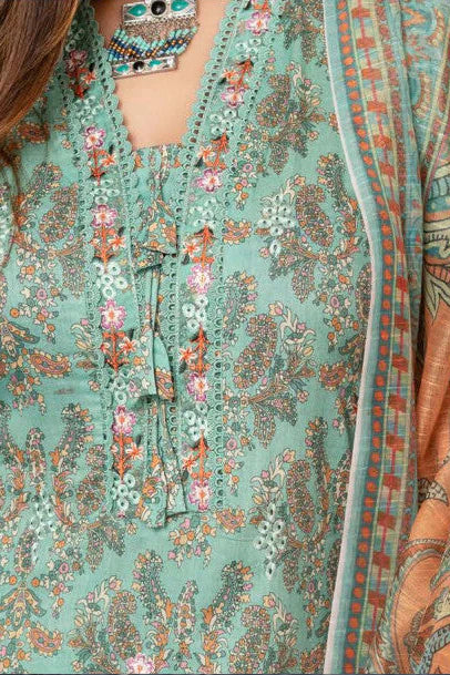 Femme élégante portant des habits pakistanais, shalwar kameez, (ou salwar kameez), habits traditionnels du Pakistan, habits amples, collection printemps été, imprimé en motifs turquoise et orange, avec un châle léger (écharpe ou foulard) en linon, en imprimé motif turquoise, et un pantalon coupe patte d'éléphant.