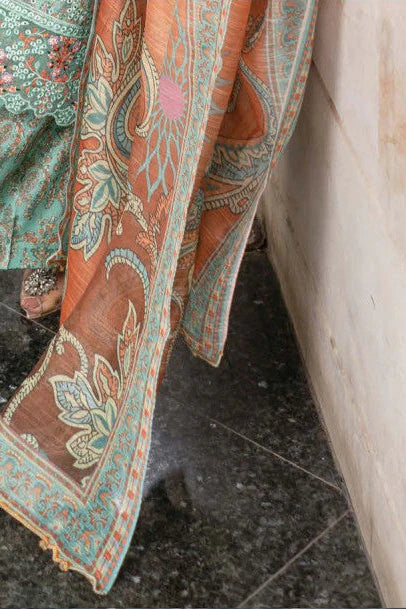 Femme élégante portant des habits pakistanais, shalwar kameez, (ou salwar kameez), habits traditionnels du Pakistan, habits amples, collection printemps été, imprimé en motifs turquoise et orange, avec un shawl léger (écharpe ou foulard) en linon, en imprimé motif turquoise, et un pantalon coupe patte d'éléphant.