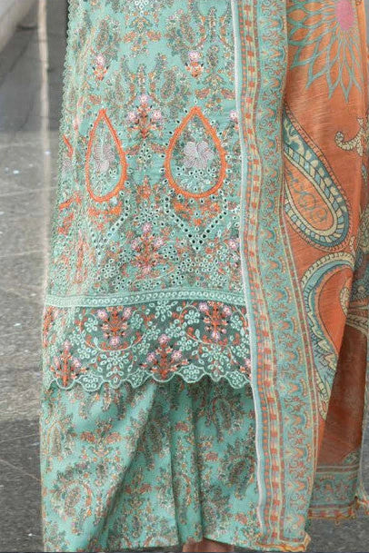 Femme élégante portant des habits pakistanais, shalwar kameez, (ou salwar kameez), habits traditionnels du Pakistan, habits amples, collection printemps été, imprimé en motifs turquoise et orange, avec un châle léger (écharpe ou foulard) en linon, en imprimé motif turquoise, et un pantalon coupe patte d'éléphant.