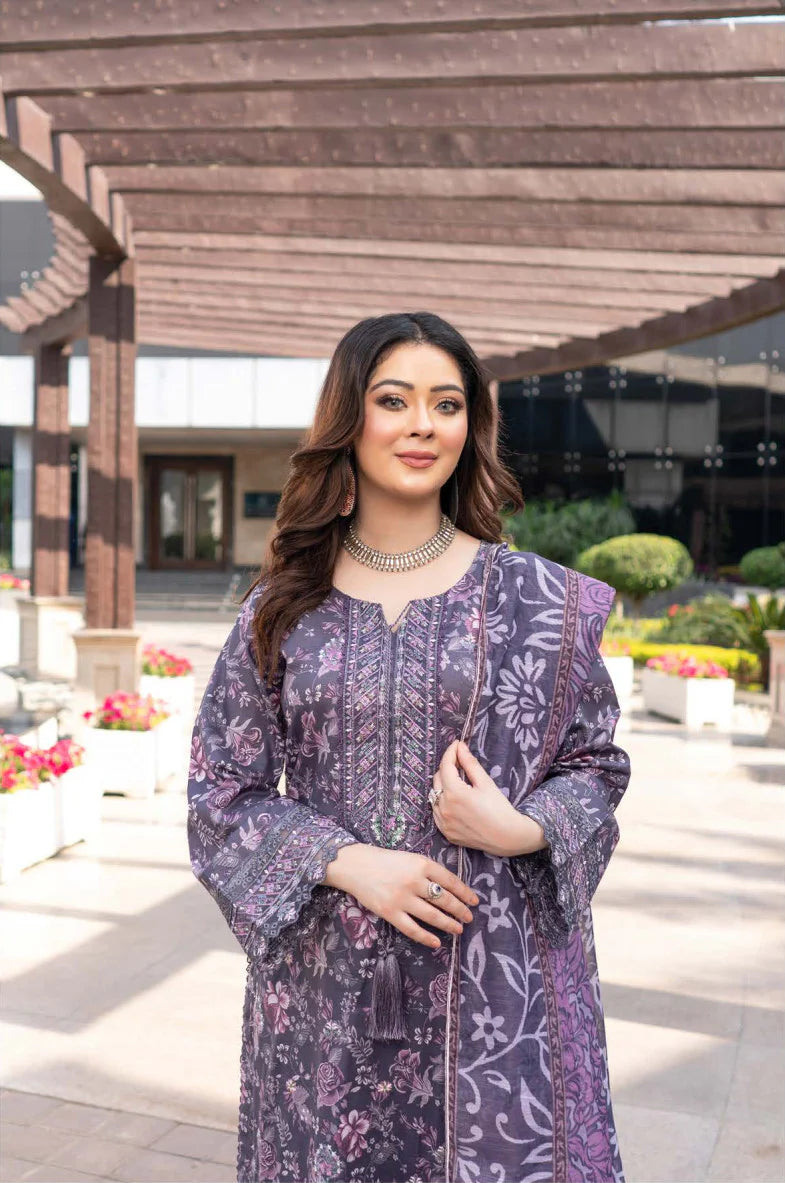 Femme élégante portant des habits pakistanais, shalwar kameez, (ou salwar kameez), habits traditionnels du Pakistan, habits amples, collection printemps été, imprimé en motifs violet et rose, avec un châle léger (écharpe ou foulard) en linon, en imprimé motif violet, et un pantalon coupe patte d'éléphant.
