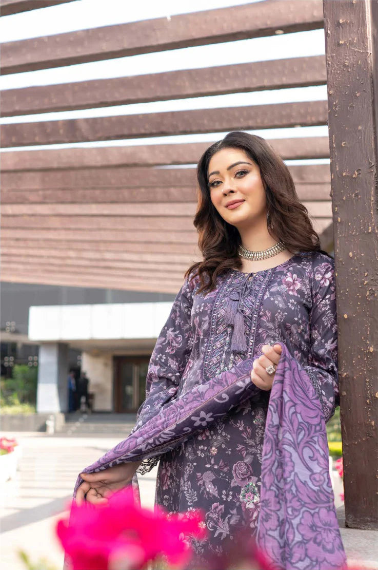 Femme élégante portant des habits pakistanais, shalwar kameez, (ou salwar kameez), habits traditionnels du Pakistan, habits amples, collection printemps été, imprimé en motifs violet et rose, avec un châle léger (écharpe ou foulard) en linon, en imprimé motif violet, et un pantalon coupe patte d'éléphant.