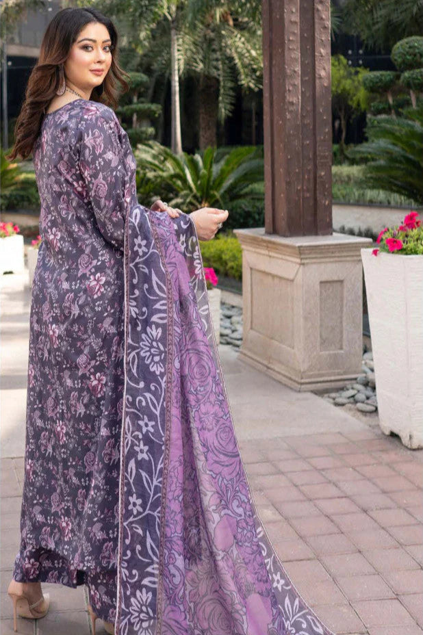 Femme élégante portant des habits pakistanais, shalwar kameez, (ou salwar kameez), habits traditionnels du Pakistan, habits amples, collection printemps été, imprimé en motifs violet et rose, avec un shawl léger (écharpe ou foulard) en linon, en imprimé motif violet, et un pantalon coupe patte d'éléphant.