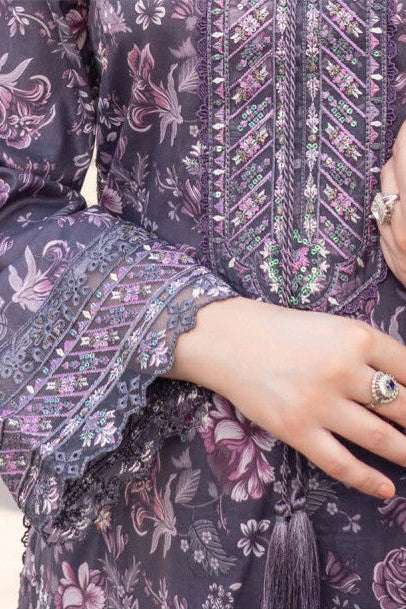 Femme élégante portant des habits pakistanais, shalwar kameez, (ou salwar kameez), habits traditionnels du Pakistan, habits amples, collection printemps été, imprimé en motifs violet et rose, avec un châle léger (écharpe ou foulard) en linon, en imprimé motif violet, et un pantalon coupe patte d'éléphant.