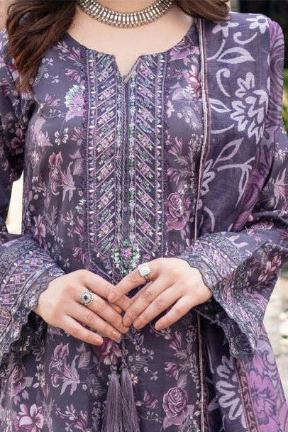 Femme élégante portant des habits pakistanais, shalwar kameez, (ou salwar kameez), habits traditionnels du Pakistan, habits amples, collection printemps été, imprimé en motifs violet et rose, avec un shawl léger (écharpe ou foulard) en linon, en imprimé motif violet, et un pantalon coupe patte d'éléphant.