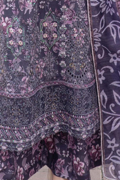 Femme élégante portant des habits pakistanais, shalwar kameez, (ou salwar kameez), habits traditionnels du Pakistan, habits amples, collection printemps été, imprimé en motifs violet et rose, avec un châle léger (écharpe ou foulard) en linon, en imprimé motif violet, et un pantalon coupe patte d'éléphant.