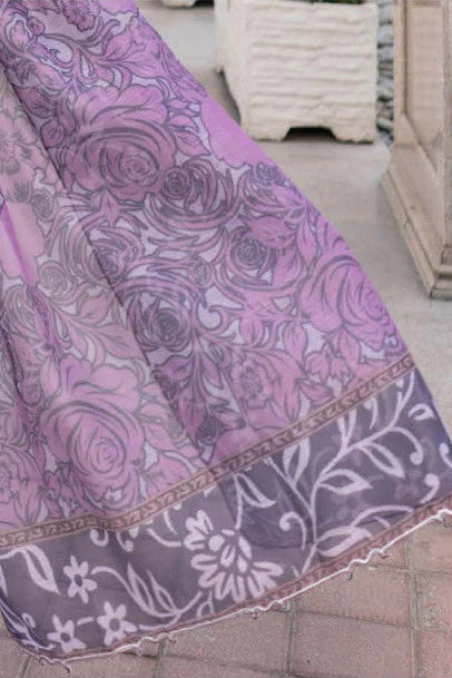 Femme élégante portant des habits pakistanais, shalwar kameez, (ou salwar kameez), habits traditionnels du Pakistan, habits amples, collection printemps été, imprimé en motifs violet et rose, avec un shawl léger (écharpe ou foulard) en linon, en imprimé motif violet, et un pantalon coupe patte d'éléphant.