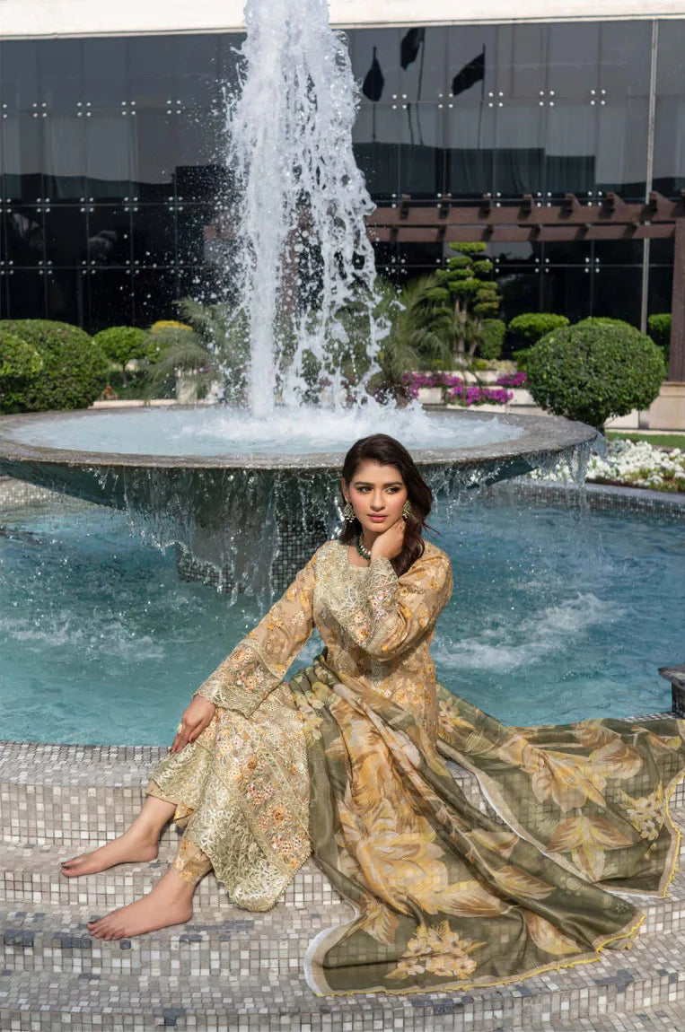 Femme élégante portant des habits pakistanais, shalwar kameez, (ou salwar kameez), habits traditionnels du Pakistan, habits amples, collection printemps été, imprimé en motifs jaune et doré, avec un shawl léger (écharpe ou foulard) en linon, en imprimé motif jaune, et un pantalon coupe patte d'éléphant.