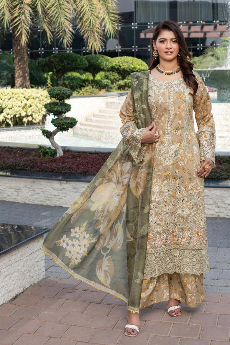 Femme élégante portant des habits pakistanais, shalwar kameez, (ou salwar kameez), habits traditionnels du Pakistan, habits amples, collection printemps été, imprimé en motifs jaune et doré, avec un châle léger (écharpe ou foulard) en linon, en imprimé motif jaune, et un pantalon coupe patte d'éléphant.