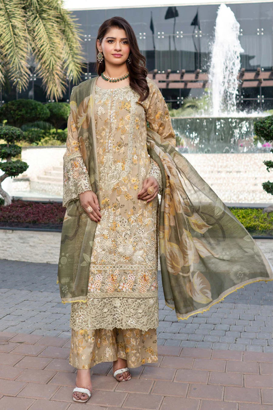Femme élégante portant des habits pakistanais, shalwar kameez, (ou salwar kameez), habits traditionnels du Pakistan, habits amples, collection printemps été, imprimé en motifs jaune et doré, avec un shawl léger (écharpe ou foulard) en linon, en imprimé motif jaune, et un pantalon coupe patte d'éléphant.