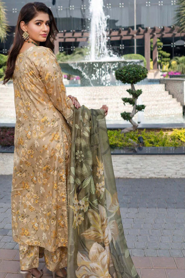 Femme élégante portant des habits pakistanais, shalwar kameez, (ou salwar kameez), habits traditionnels du Pakistan, habits amples, collection printemps été, imprimé en motifs jaune et doré, avec un châle léger (écharpe ou foulard) en linon, en imprimé motif jaune, et un pantalon coupe patte d'éléphant.