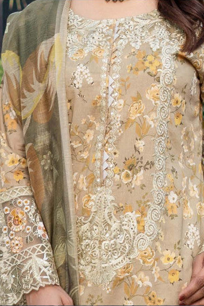 Femme élégante portant des habits pakistanais, shalwar kameez, (ou salwar kameez), habits traditionnels du Pakistan, habits amples, collection printemps été, imprimé en motifs jaune et doré, avec un châle léger (écharpe ou foulard) en linon, en imprimé motif jaune, et un pantalon coupe patte d'éléphant.