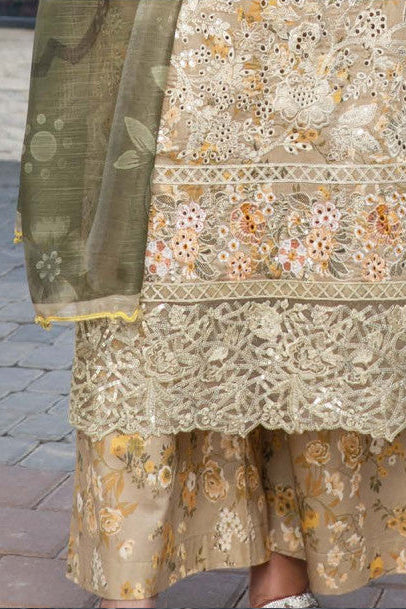 Femme élégante portant des habits pakistanais, shalwar kameez, (ou salwar kameez), habits traditionnels du Pakistan, habits amples, collection printemps été, imprimé en motifs jaune et doré, avec un shawl léger (écharpe ou foulard) en linon, en imprimé motif jaune, et un pantalon coupe patte d'éléphant.
