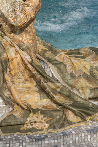 Femme élégante portant des habits pakistanais, shalwar kameez, (ou salwar kameez), habits traditionnels du Pakistan, habits amples, collection printemps été, imprimé en motifs jaune et doré, avec un châle léger (écharpe ou foulard) en linon, en imprimé motif jaune, et un pantalon coupe patte d'éléphant.