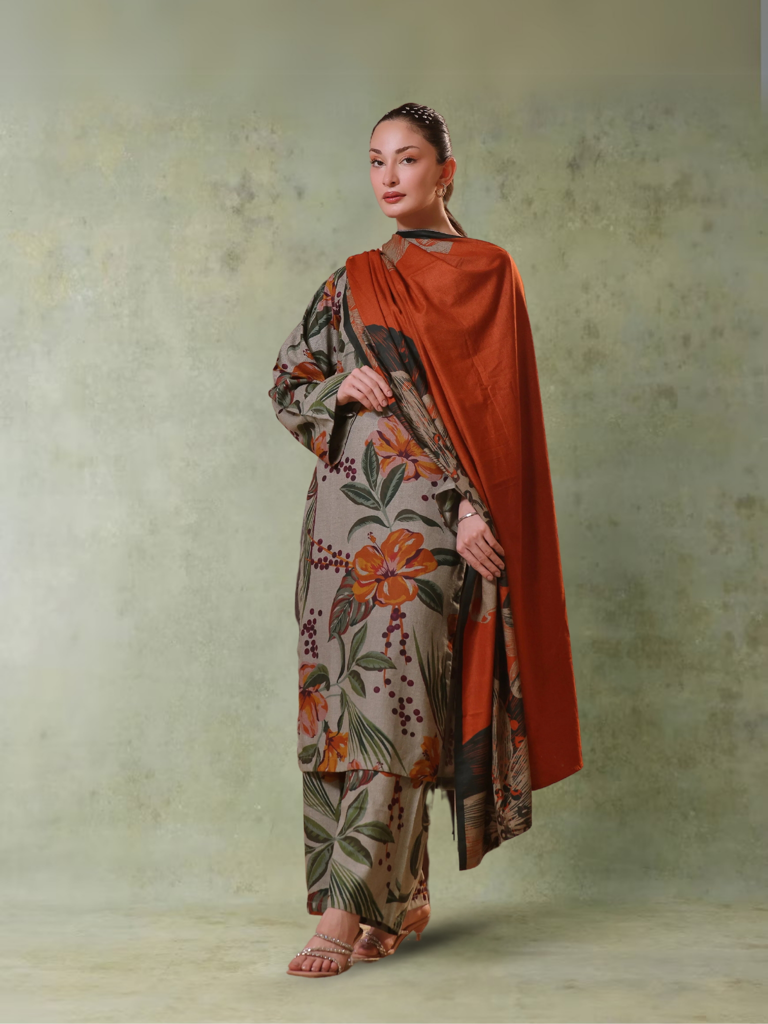 Femme debout portant un shalwar kameez à imprimé floral rust, vue de face